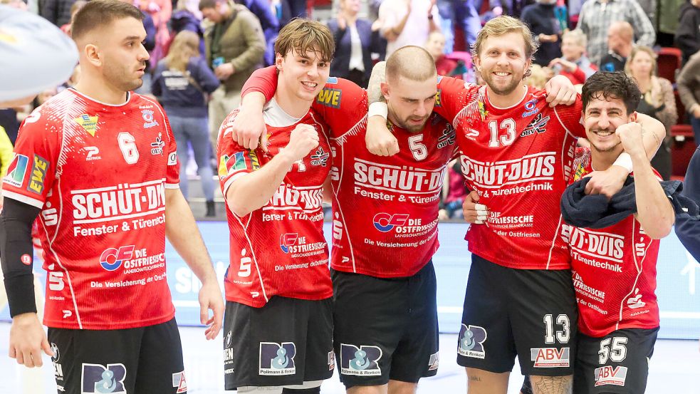 Der OHV Aurich feierte am Sonntag einen knappen Heimsieg. Auch dank der neun Treffer von Alon Oberman (rechts). Foto: Jens Doden/ Emden