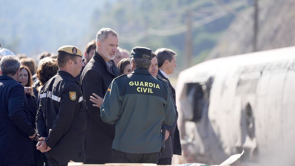 Am Dienstag, 20. Januar, hat das spanische Königspaar die Unfallstelle besucht. In ganz Spanien hängen Flaggen als Zeichen der Trauer bis zum 22. Januar auf Halbmast. Foto: IMAGO/Europa Press