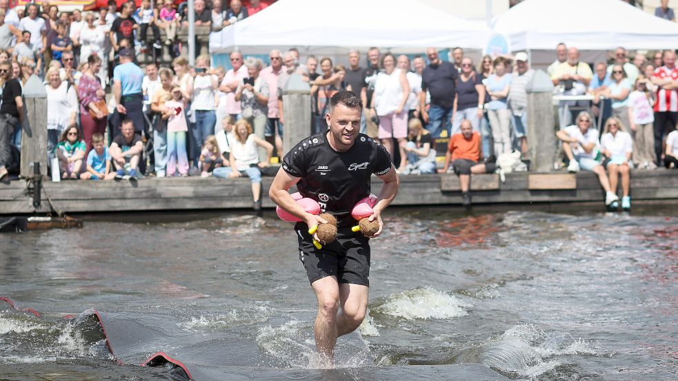 Wasserspiele gehören seit einigen Jahren zum Delft- und Hafenfest in Emden. Foto: Jens Doden/Archiv