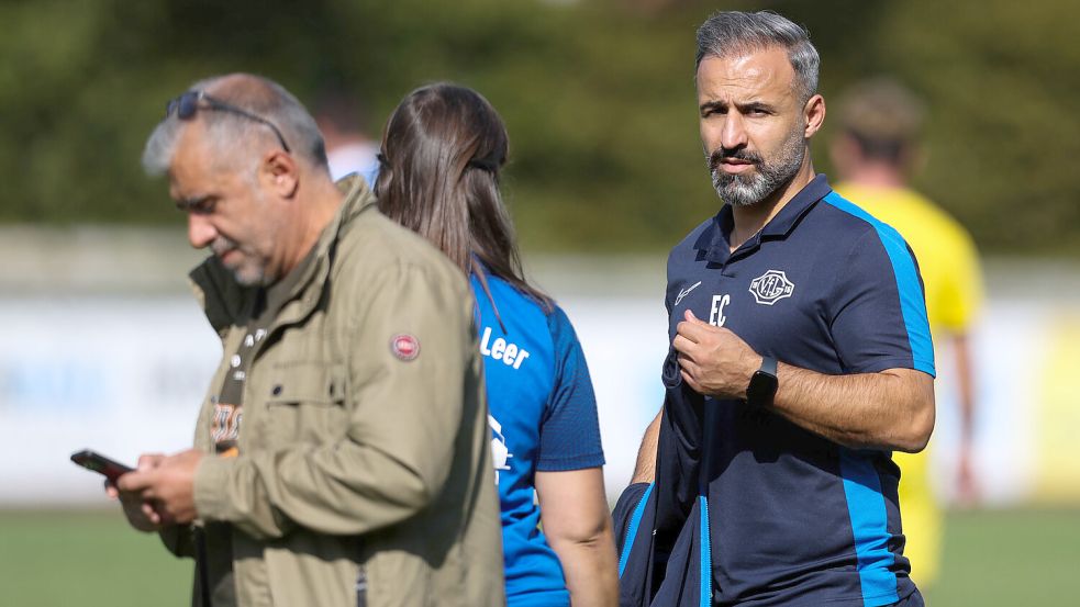 Leers Sportlicher Leiter Erhan Colak (rechts) treibt die Kaderplanungen voran. Dabei ist unsicher, ob einige afrikanische Spieler in der Rückrunde zur Verfügung stehen. Foto: Jens Doden/Emden