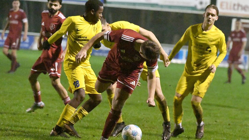 Edward Mwale (links, gelbes Trikot) war Stammspieler bei Leer in der Hinrunde. Ob der Mann aus Sambia in der Rückrunde für Leer auflaufen wird, ist ungewiss. Foto: Hans Damm