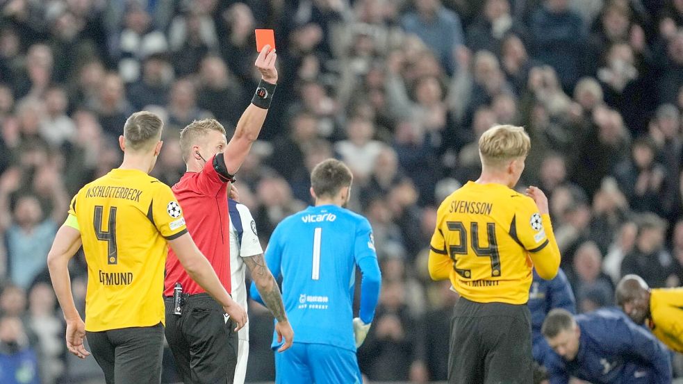 Dortmund spielte früh nur noch mit zehn Mann. Foto: Kin Cheung/AP/dpa