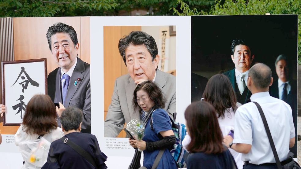 Abes gewaltsamer Tod in einem der sichersten Länder der Welt hatte im In- und Ausland Fassungslosigkeit ausgelöst. (Archivbild) Foto: Shuji Kajiyama/AP/dpa