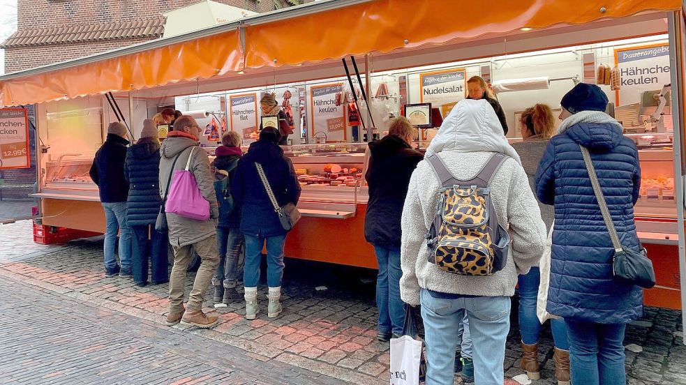 Der Verkaufswagen des Geflügelhofs Onken ist auf den Wochenmärkten, hier in Jever, in der Regel gut besucht. Foto: Imke Oltmanns