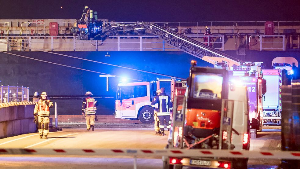 Die Feuerwehr ist am späten Montagabend mit einem Großaufgebot in den Emder Hafen gefahren. Es wurde ein Feuer auf einem Frachter gemeldet. Foto: Jens Doden