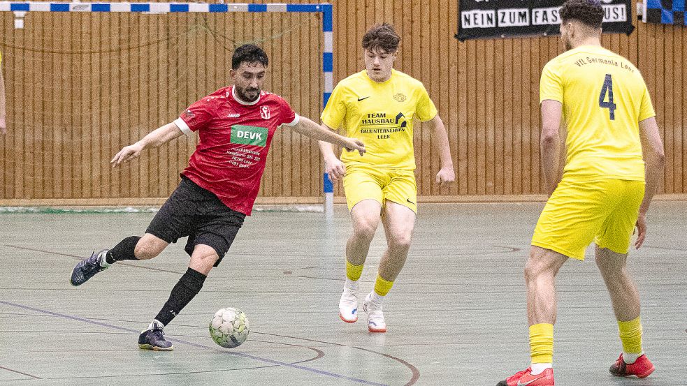 Bei Frisia Loga geht es sportlich wieder aufwärts. Bei den Hallenstadtmeisterschaften schied der B-Klassist im Halbfinale knapp gegen den Bezirksligisten Germania Leer aus. Foto: Kathrin Stürmer