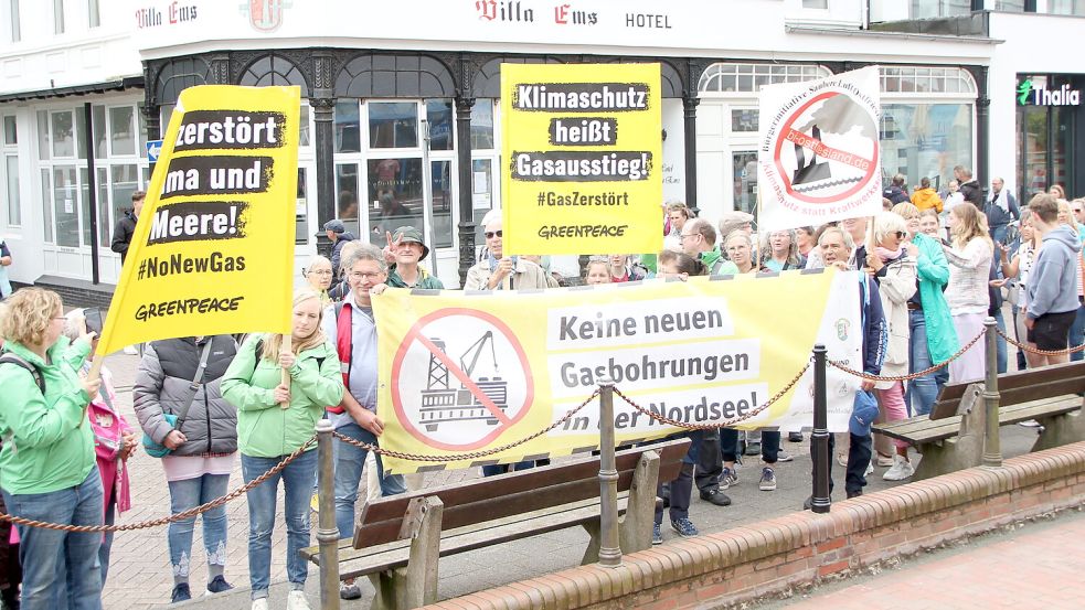 Bei Protesten auf Borkum gegen das Gasprojekt ist die BI Saubere Luft Ostfriesland regelmäßig dabei. Foto: Florian Ferber/Archiv
