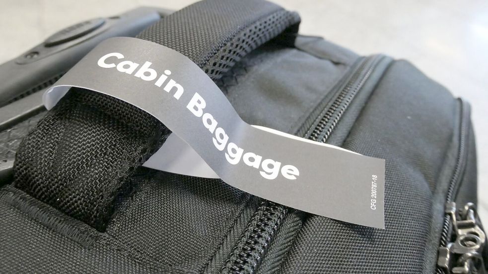 Könnte künftig jeder Fluggast ein Recht auf ein freies Handgepäck-Stück haben? (Symbolbild) Foto: Andrea Warnecke/dpa-tmn/dpa