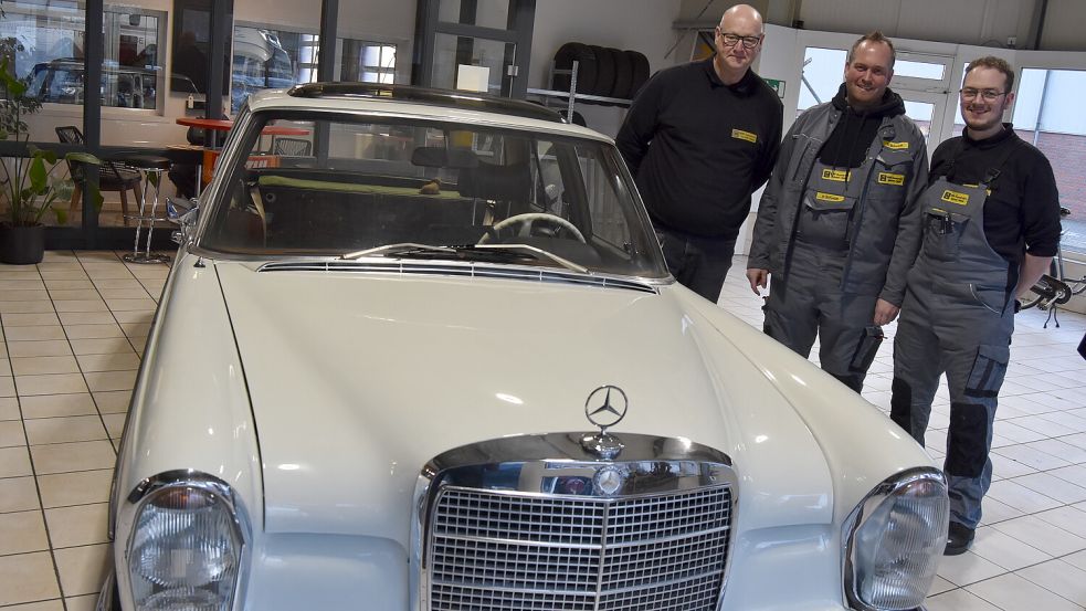 Herausragende Mechaniker neben einer herausragenden Limousine: Stefan Schmidt (Mitte), sein Bruder Hauke Schmidt (rechts) sowie Udo Oltmanns besitzen allesamt einen Meisterbrief und stehen an der Spitze des insgesamt 13-köpfigen Werkstatt-Teams. Die topgepflegte S-Klasse (Baujahr 1968) gehört einem Kunden. Foto: Prins