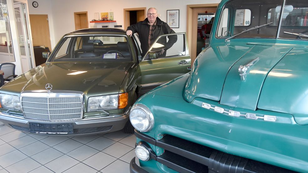 Manfred Schmidt gründete im November 1991 den Fahrzeughandel „DS Automobile“. Der grüne Mercedes 280 SE (Baujahr 1982) ist aus erster Hand und hat erst 80.000 Kilometer auf der Uhr. Foto: Prins