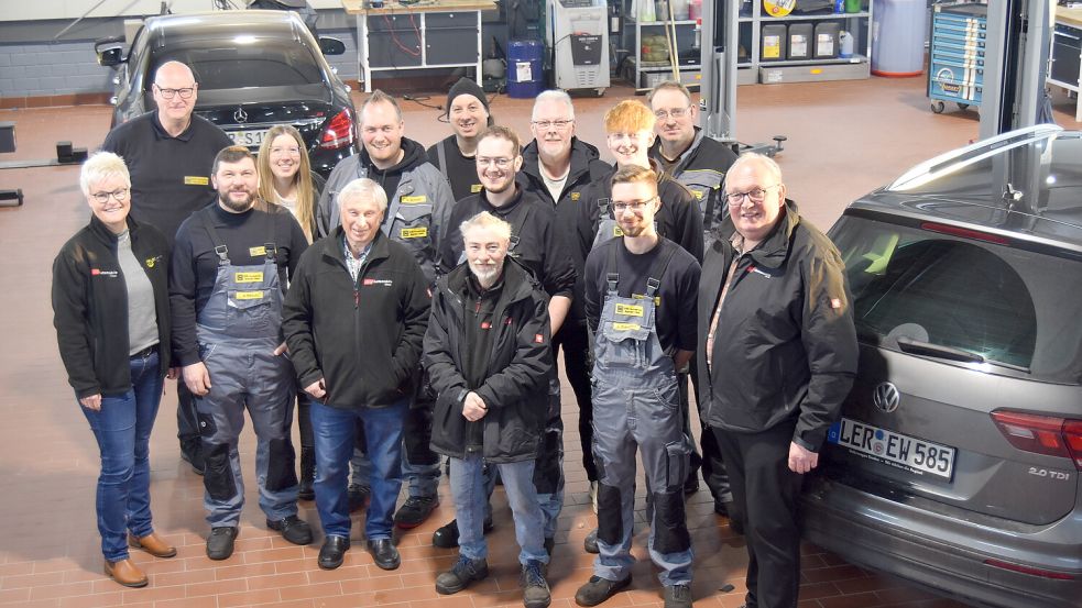 Gruppenbild in der neuen Halle: Das Team von DS Autoservice steht für Kundenzufriedenheit und einen hohen Qualitätsanspruch. Foto: Prins