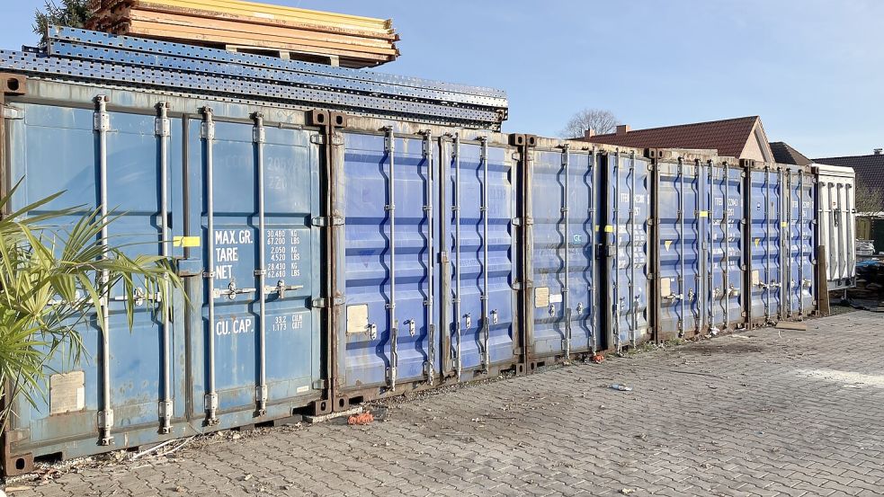 Diese Container auf dem vermieteten Teil eines Grundstücks an der Umländerwiek in Papenburg sind von den Einsatzkräften durchsucht worden. Foto: Michael Kierstein