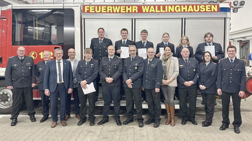 Auf der Jahresversammlung der Feuerwehr Wallinghausen trafen sich die Mitglieder und Gäste (obere Reihe, von links): Michael Wilp, Ole Ludwigs, Marc Coordes, Lena Jürgens, Merle Gerdes und Steffen Schmidt sowie (untere Reihe, von links): Heinz Hollwedel, Michael Kromminga, Aurichs Bürgermeister Horst Feddermann, Bodo Bargmann, Thies Janssen, Sönke Schmidt, Harald Bents, Gerd Gerdes, Sarah Buss, Uwe Behrends, Diana Stöhr-Aeilts und Sönke Geiken. Foto: privat
