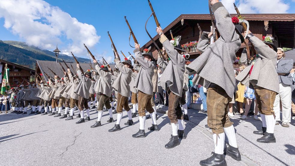 Werden künftig auch Frauen Salutschüsse abgeben? (Archivbild) Foto: Expa/Johann Groder