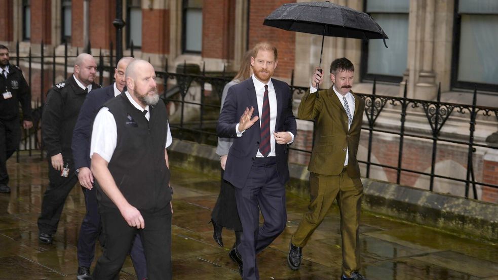 Prinz Harry trifft vor seiner Zeugenaussage in der Klage gegen die „Daily Mail“ am Gericht in London ein. Foto: Jordan Pettitt