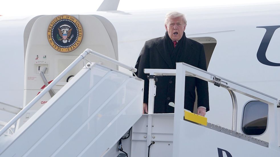 Trump kam verspätet in der Schweiz an. Foto: Evan Vucci/AP/dpa