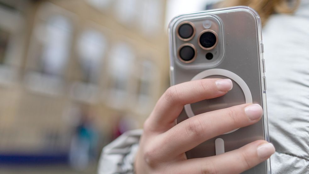 Keine Jugend ohne Handy: Die Osnabrücker Ursulaschule geht sensibel mit den Herausforderungen digitaler Medien um – bekommt aber nur einen Bruchteil der Inhalte mit, denen ihre Schülerinnen und Schüler ausgesetzt sind. Foto: Tobias Saalschmidt