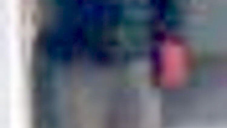 Einer der andere Täter trug rote Arbeitshandschuhe. (Archivbild) Foto: -/Polizei NRW/dpa