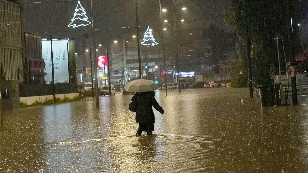 In Griechenland kommt es nach Regenfällen zu Überschwemmungen. Foto: Petros Giannakouris/AP/dpa