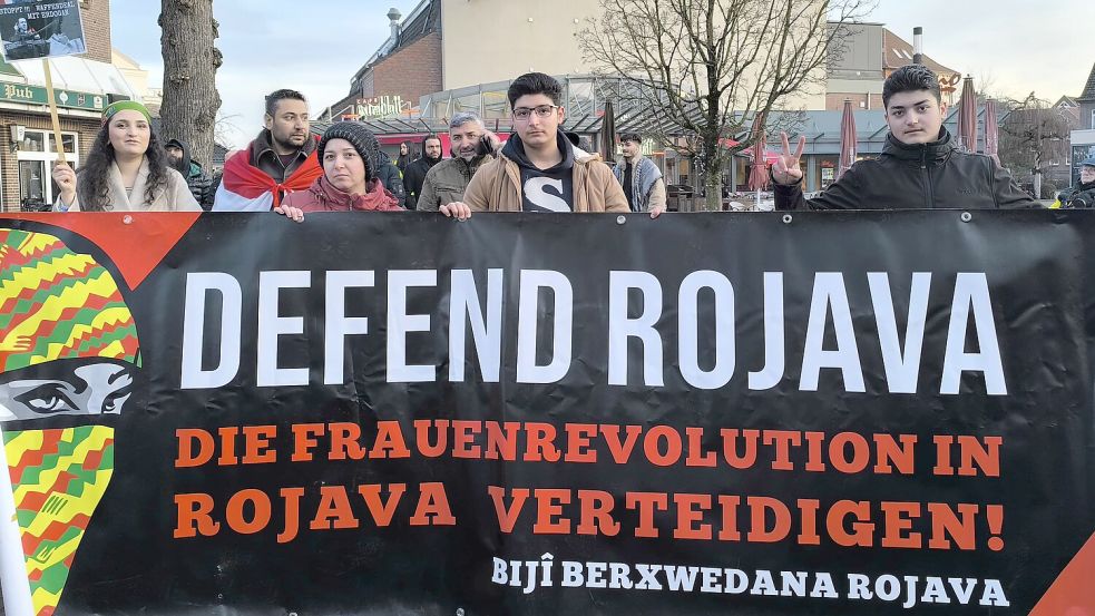 Zu Beginn der Demonstration hielten Teilnehmer Plakate und Banner hoch. Foto: Abdulrahman Hasan