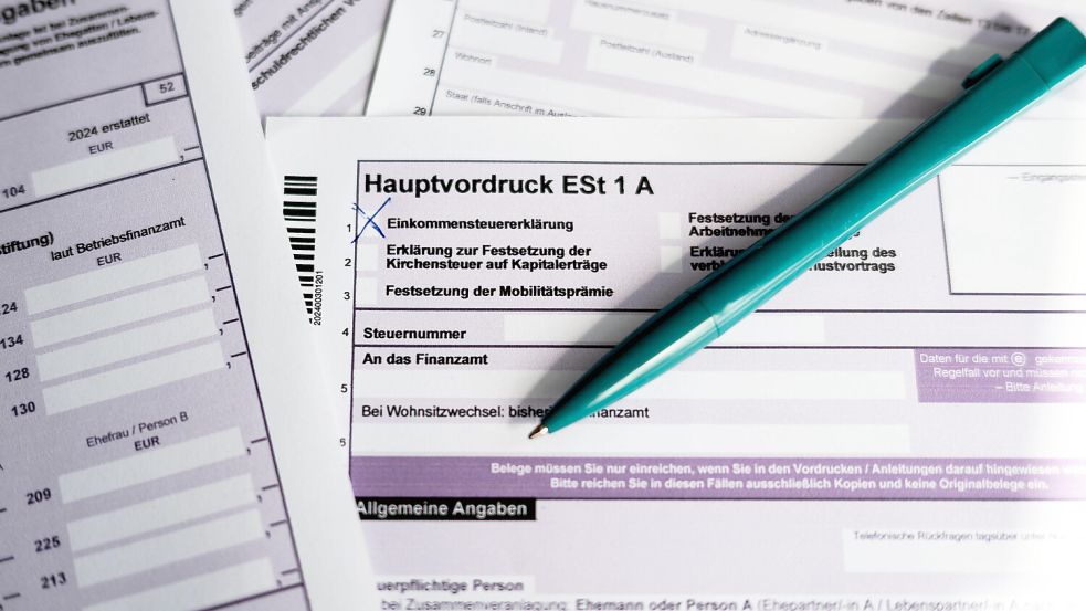 Ein Kugelschreiber liegt auf dem Hauptvordruck zur Einkommensteuererklärung ESt 1 A für das Jahr 2024. Am schnellsten in Ostfriesland arbeitete 2025 das Finanzamt Emden-Norden Steuererklärungen ab. Foto: Sina Schuldt/dpa