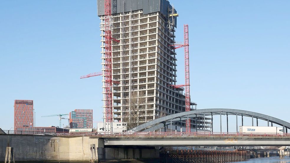 Lange schien sich keine Perspektive für den 245 Meter-Turm nah der Elbe zu eröffnen. Mit dem Einstieg eine Investoren-Konsortiums und dem Plan ein Hotel zu eröffnen, könnte sich das nun bis 2030 ändern. Foto: Christian Charisius/dpa