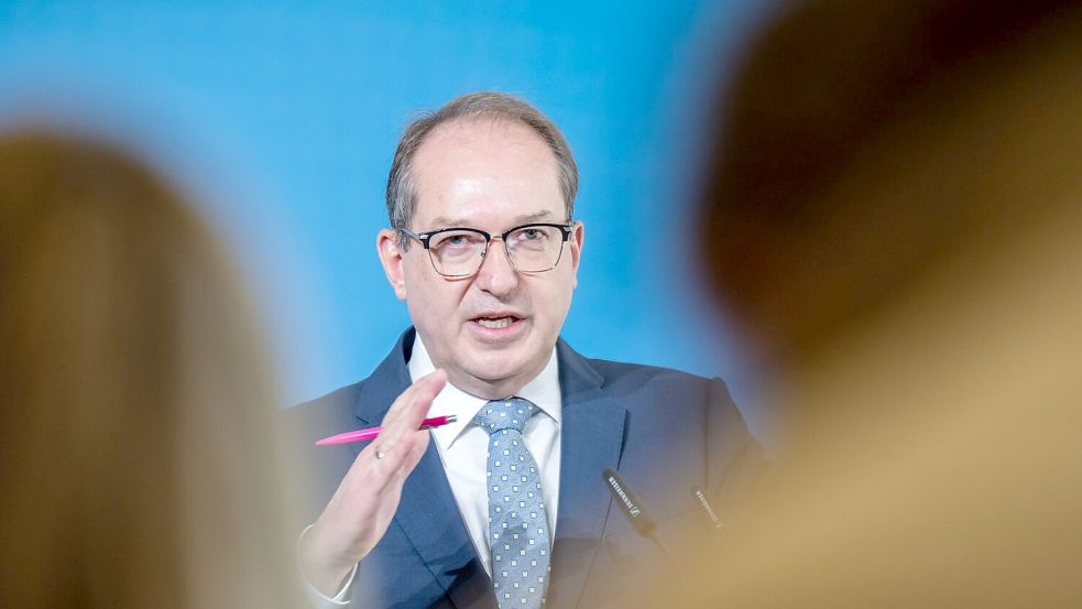 Bundesinnenminister Alexander Dobrindt (CSU) will abgelehnte Asylbewerber in sogenannte Return Hubs abschieben können. (Archivbild) Foto: Michael Kappeler/dpa