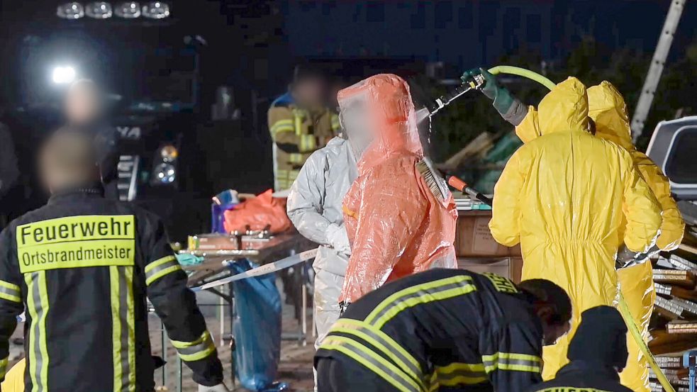 Einsatzkräfte der Feuerwehr dekontaminieren am 16. Januar in Papenburg einen Polizeibeamten in einem Gefahrenstoffanzug. In einem Schlag gegen die Organisierte Kriminalität haben Einsatzkräfte im größten europäischen Ermittlungskomplex zu synthetischen Drogen in mehreren europäischen Ländern Labore zerschlagen und tonnenweise Chemikalien und Drogen sichergestellt. Foto: Lars Penning/dpa