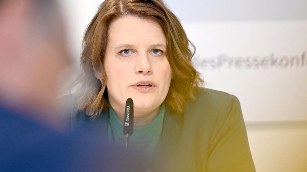 Niedersachsens Kultusministerin Julia Willie Hamburg verteidigt den Schritt, schriftliches Dividieren aus dem Lehrplan für Grundschüler zu streichen. Foto: dpa/Shireen Broszies