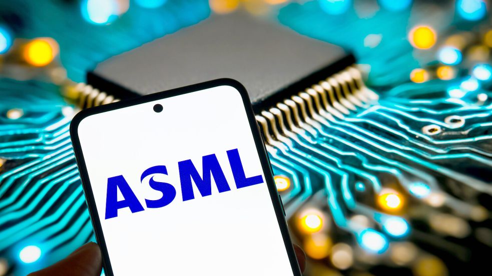ASML ist ein niederländisches Unternhemen das weltweit führend in der Herstellung von hochkomplexen Lithografiesystemen für die Chipherstellung ist. Foto: IMAGO/NurPhoto