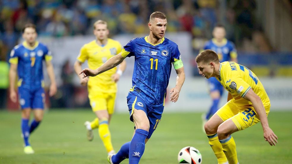 Edin Dzeko (M) will zukünftig in der 2. Bundesliga stürmen. (Archivbild) Foto: Armin Durgut/AP