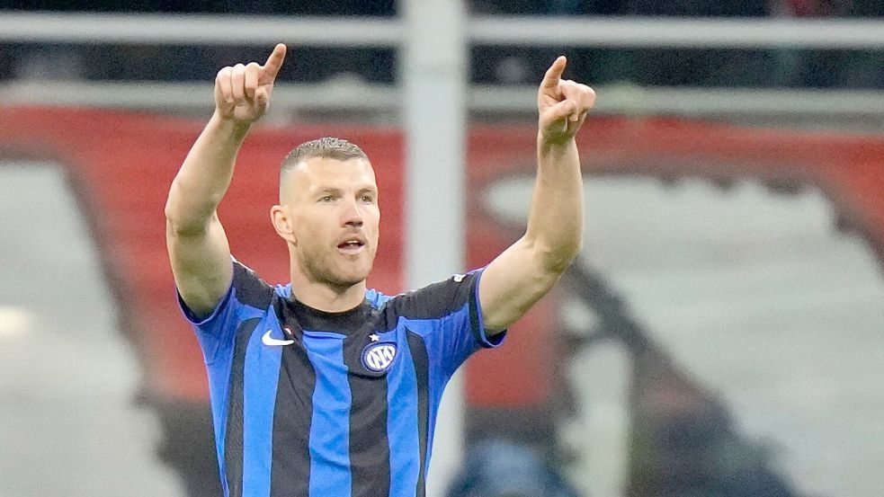 Jubelt Edin Dzeko bald auch für Schalke? (Archivbild) Foto: Luca Bruno/AP/dpa