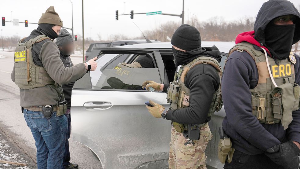 Die Beamten der Bundesbehörde ICE gehen auf Geheiß von US-Präsident Donald Trump im Großraum Minneapolis derzeit mit aller Härte gegen illegale Einwanderer vor. Foto: dpa/John Locher