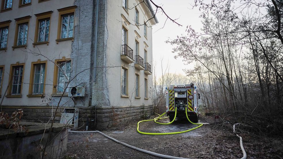 Auf dem Bogensee-Areal ist ein Brand ausgebrochen. Foto: Christoph Soeder/dpa