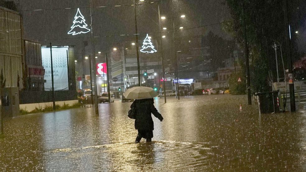 Der Sturm richtete in verschiedenen Ländern des Mittelmeers - wie hier in Griechenland - erhebliche Schäden an. Foto: Petros Giannakouris/AP/dpa