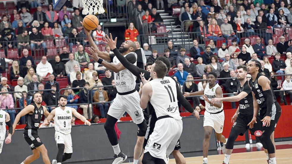 Die Basketballer der Artland Dragons (in Weiß) empfangen am Samstag, 24. Januar 2026, in der ProA die Nürnberg Falcons. Das Hinspiel gewannen die Dragons erst in der Verlängerung. Dieses Foto zeigt beide Teams beim Duell im Februar 2025. Foto: Rolf Kamper