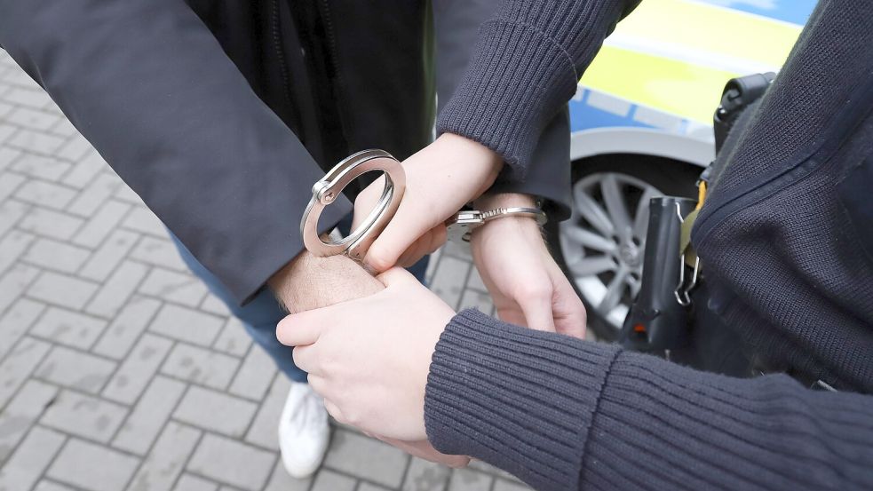 Nach umfangreichen Ermittlungen von Staatsanwaltschaft und der Polizei Bremen nahmen Spezialeinsatzkräfte am Montag drei Trickbetrüger in der Neustadt fest. Foto: Melanie Hohmann