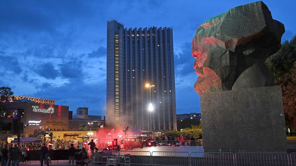 Blick auf das Congress Hotel unweit des Karl-Marx-Monuments in Chemnitz (Archivbild) Foto: Hendrik Schmidt/dpa-Zentralbild/