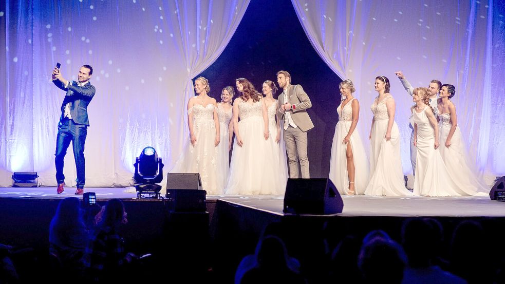 Bei der Hochzeitsmesse in den Oldenburger Weser-Ems-Hallen werden die neuesten Hochzeitstrends präsentiert – unter anderem auf der großen Bühne bei Modenschauen. Foto: Hauke-Christian Dittrich, 2025