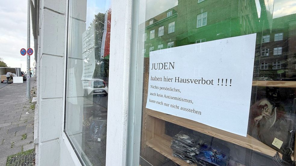 Der antisemitische Aushang wurde inzwischen wieder entfernt. Foto: Sebastian Iwersen