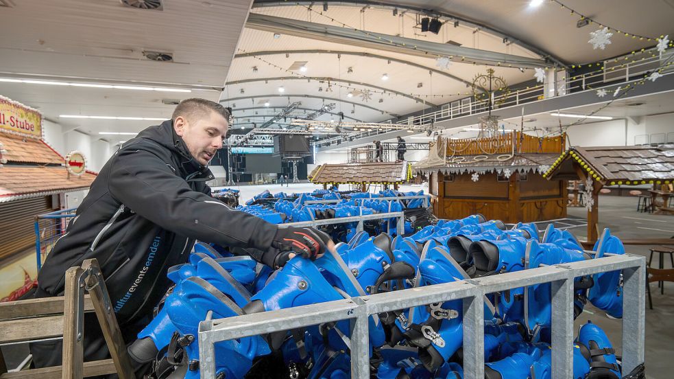 Julian Müller macht die Technik und fürs Foto auch den Schlittschuhcheck: 700 Paar und noch einige in Übergröße sollen in der Kiste sein. Fotos: Klaus Ortgies