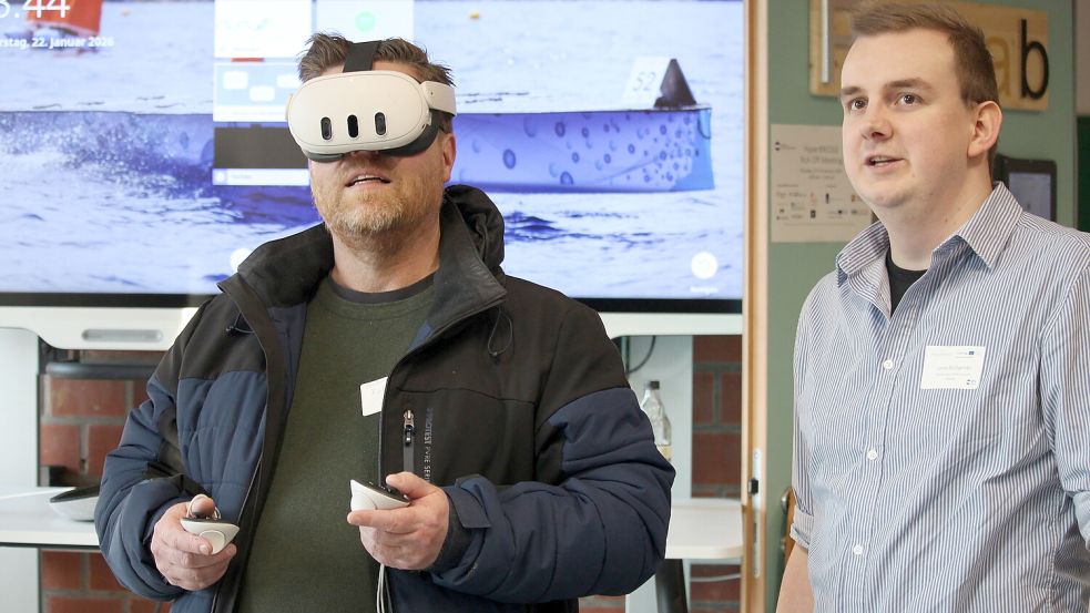 Die Gäste nutzten in Emden die Gelegenheit für einen virtuellen Rundgang durch den „digitalen Zwilling“ der Hyperloop-Teströhre. Foto: Martin Alberts