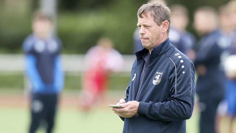 Esens-Coach Ralf Backhaus wird beim Lauftest an diesem Freitag sehen, welche Spieler sich in der Winterpause fit gehalten haben und welche eher nicht. Foto: Jens Doden, Emden
