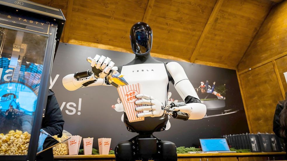 Tesla ließ einen Optimus-Roboter jüngst in Berlin Popcorn verteilen. (Archivbild) Foto: Christoph Soeder/dpa