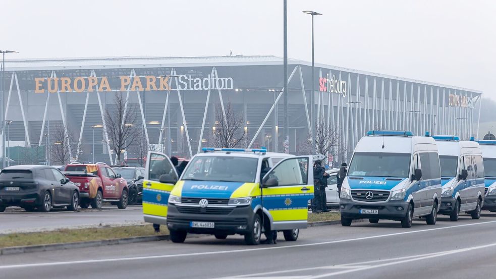 Zahlreiche Polizisten waren rund um die Partie in Freiburg im Einsatz. Foto: Philipp von Ditfurth/dpa
