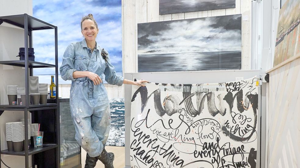 Die Hamburger Künstlerin Jeannine Platz liebt Malen und Schreiben. Beides zeichnet ihre Werke aus. Foto: Georg Wendt