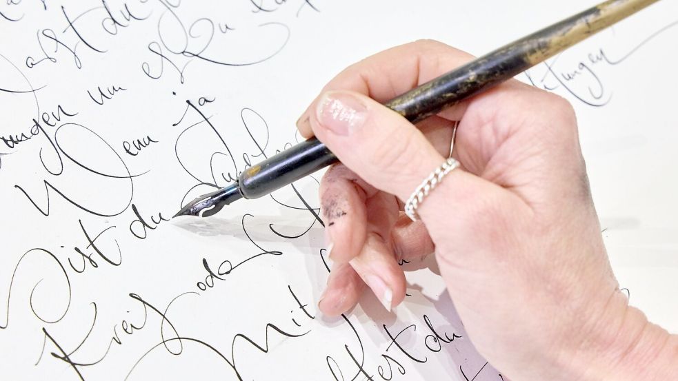 Schön schreiben, kann jeder, findet Jeannine Platz und ermuntert: Weniger tippen, mehr schreiben! Foto: Georg Wendt