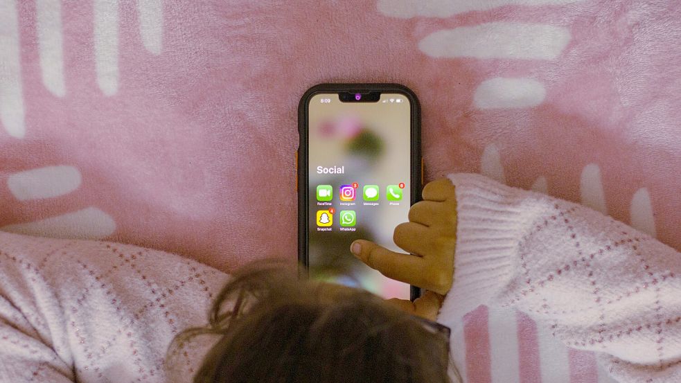 Digitale Medien und soziale Netzwerke sind längst Teil der Jugendkultur. Sie bergen Chancen, aber auch viele Gefahren. Lehrkräfte der Osnabrücker Ursulaschule erinnern an die Erziehungsverantwortung der Eltern. Foto: Unsplash/Sanket Mishra