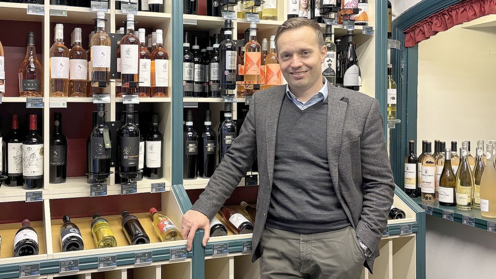 Jan Wolff leitet den Familienbetrieb „Wein Wolff“ in der Leeraner Altstadt. Foto: Leona Spindler