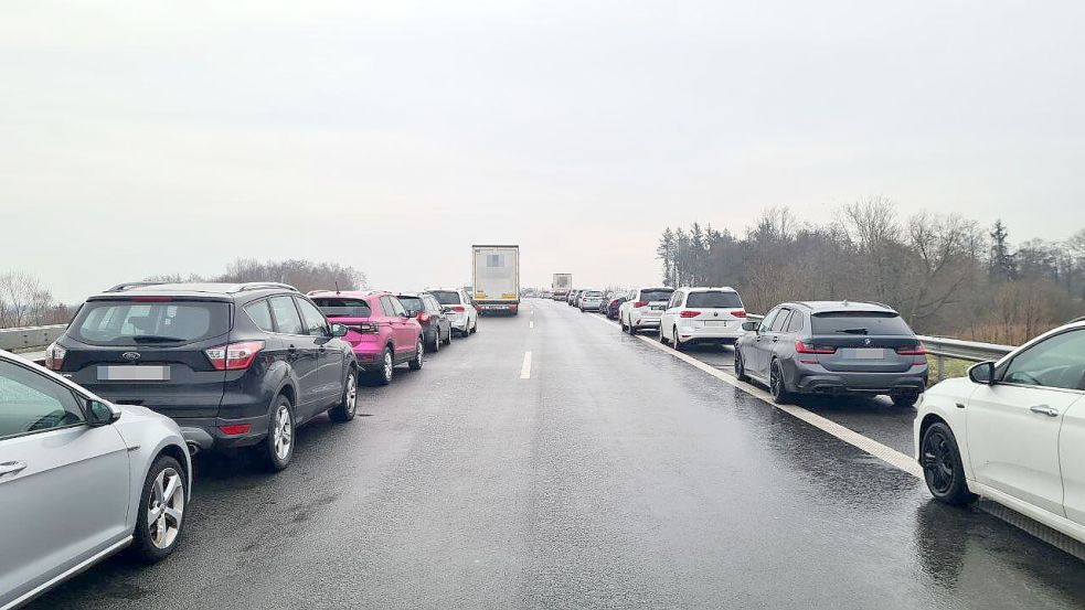 Seit 7 Uhr morgens stehen Autofahrer am Freitag im Stau auf der A 31, hier zwischen Riepe und Neermoor. Foto: privat